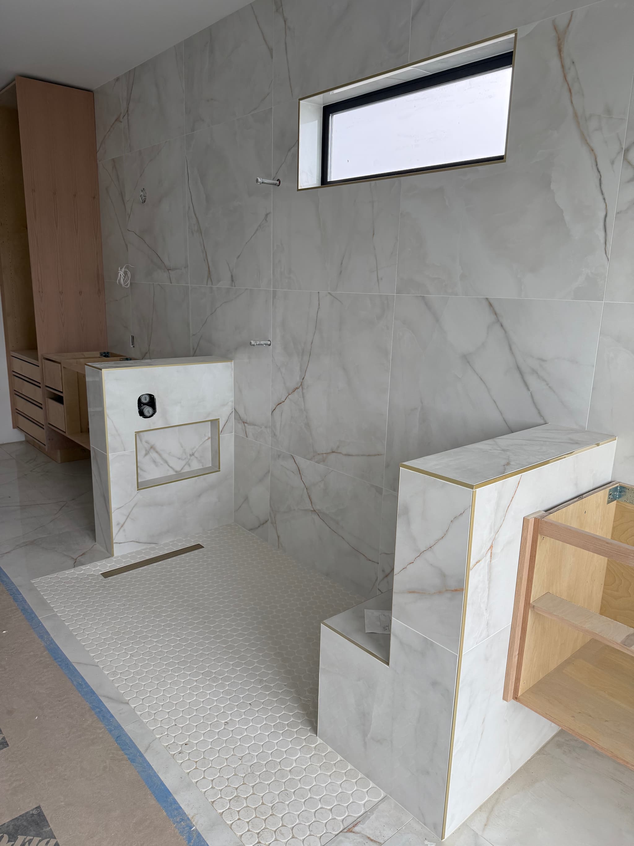 Porcelain tile shower with niche and bench detail — Camas, WA